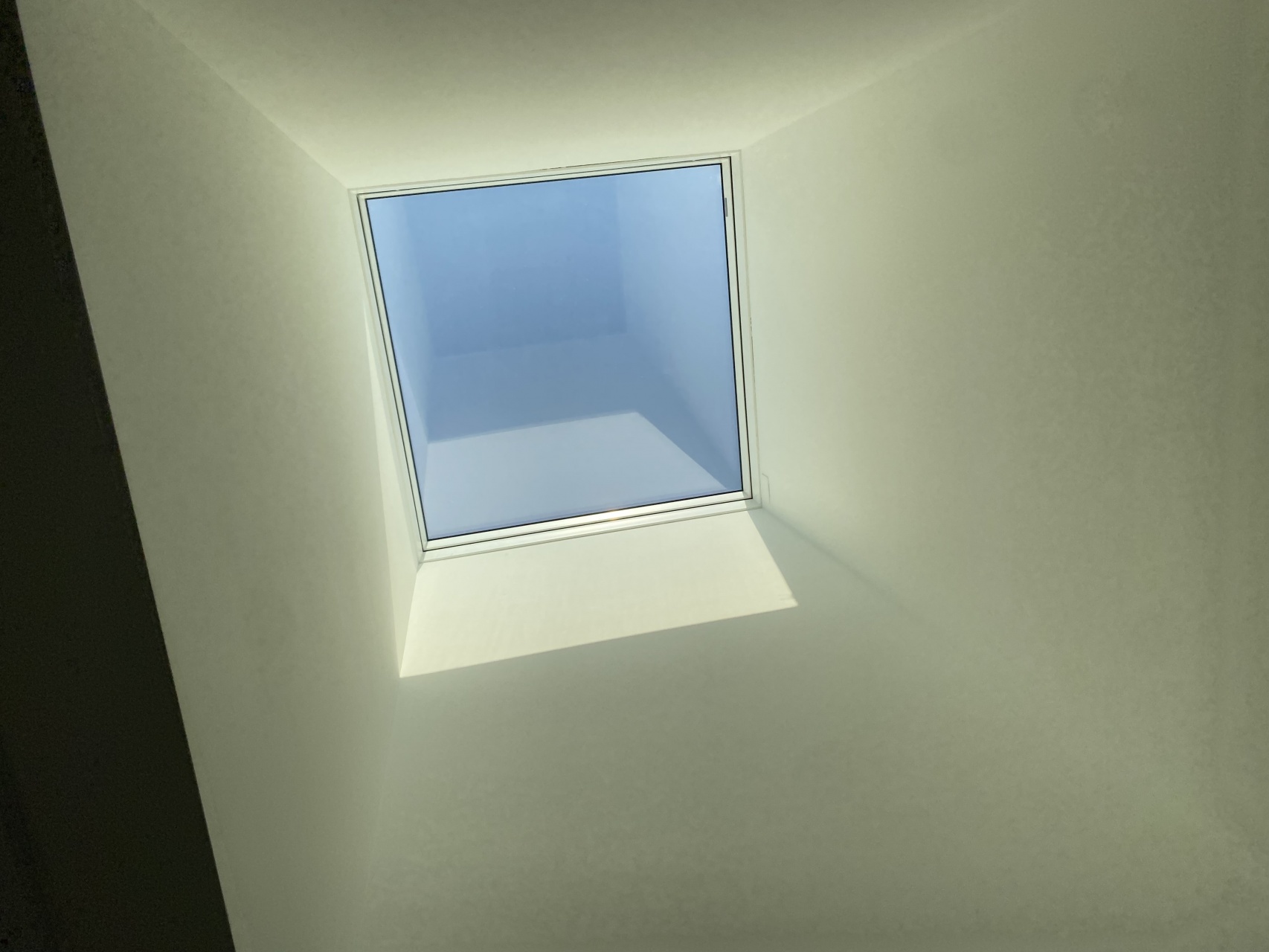 Tutta la luce del cielo negli uffici LM 2000 grazie alle finestre per tetti piatti FAKRO