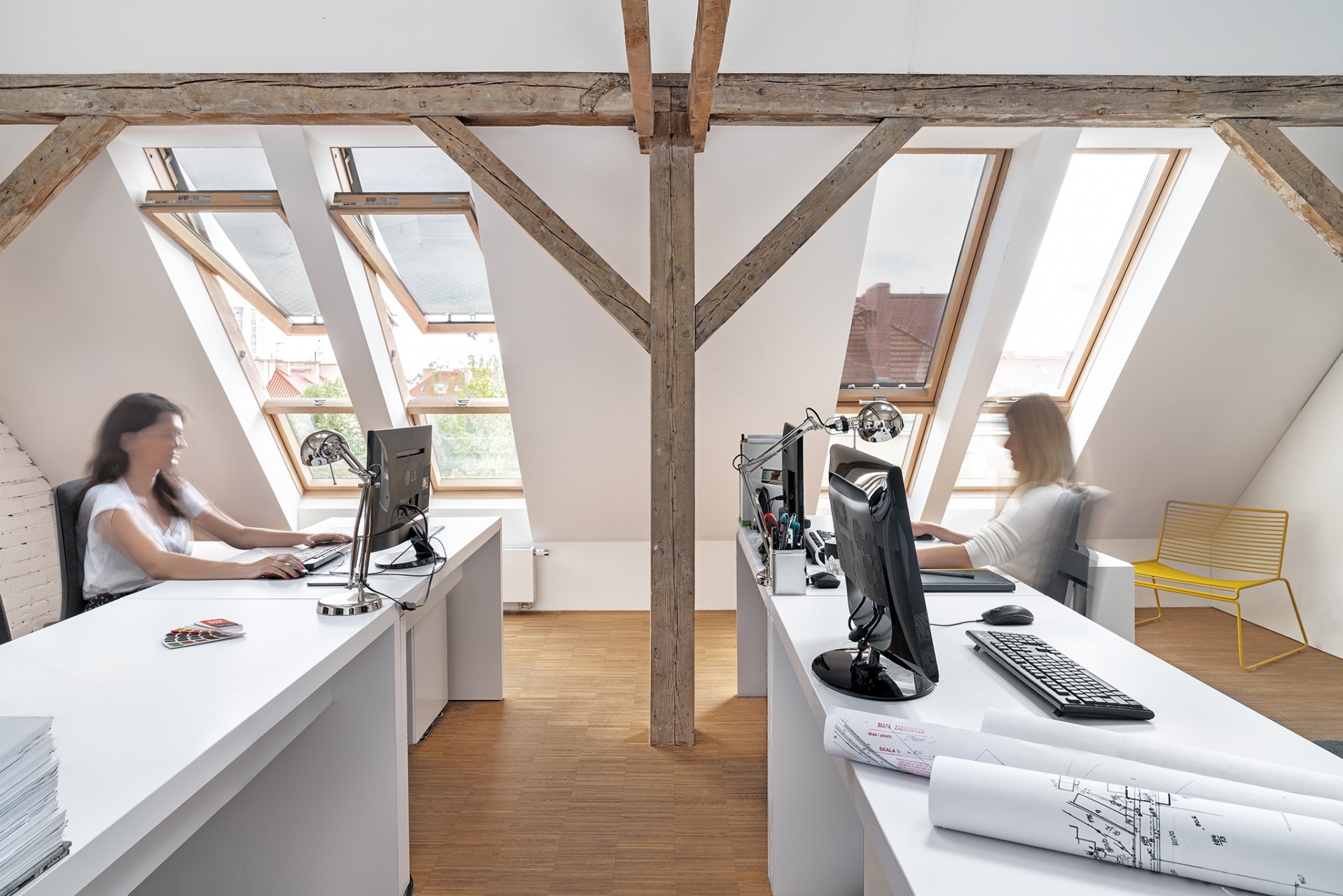 Luce, ritmo e materia: le finestre da tetto FAKRO  ridisegnano gli spazi dello studio PL Architects