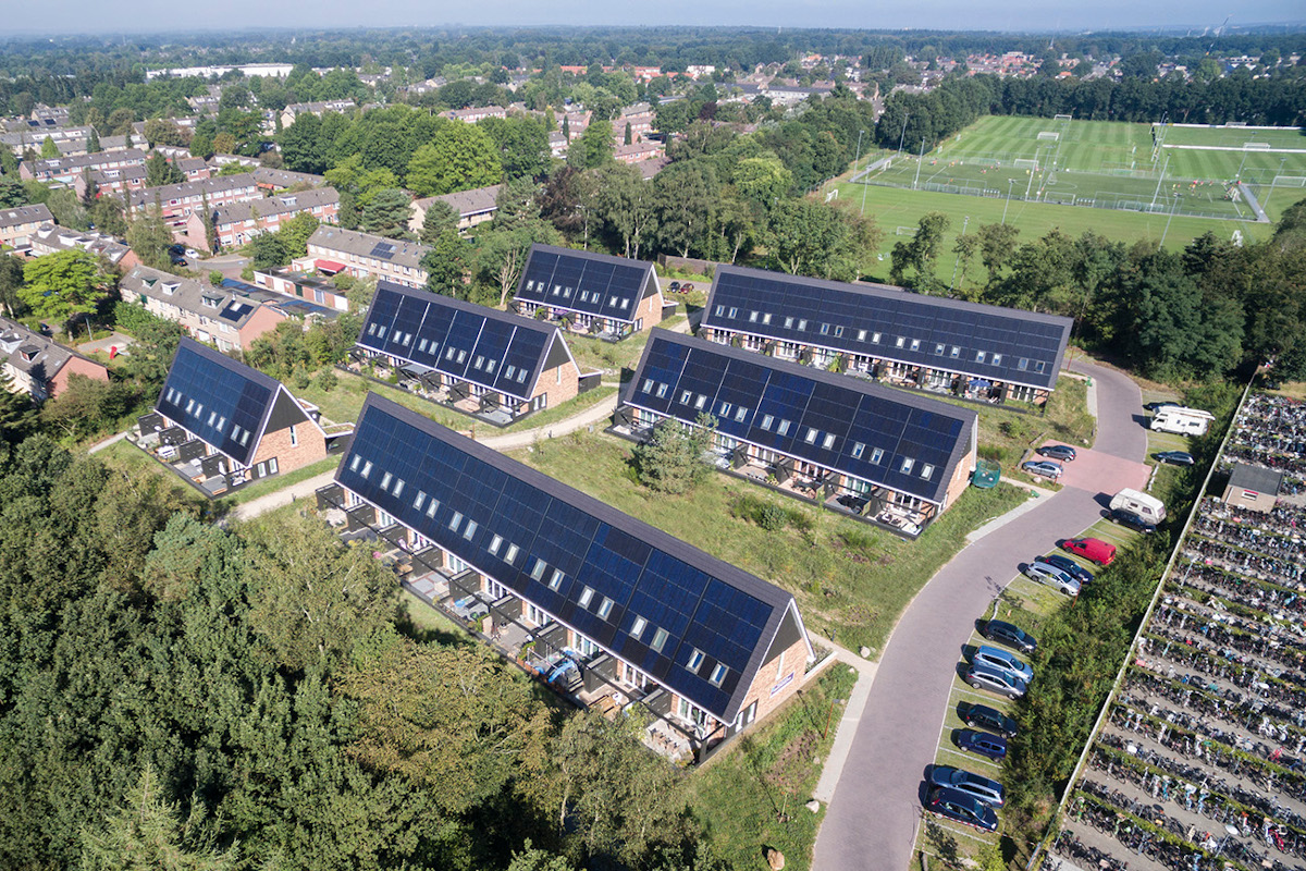 Architettura solare nei Paesi Bassi: i tetti fotovoltaici degli NZEB di Ermelo dialogano con le finestre FAKRO.
