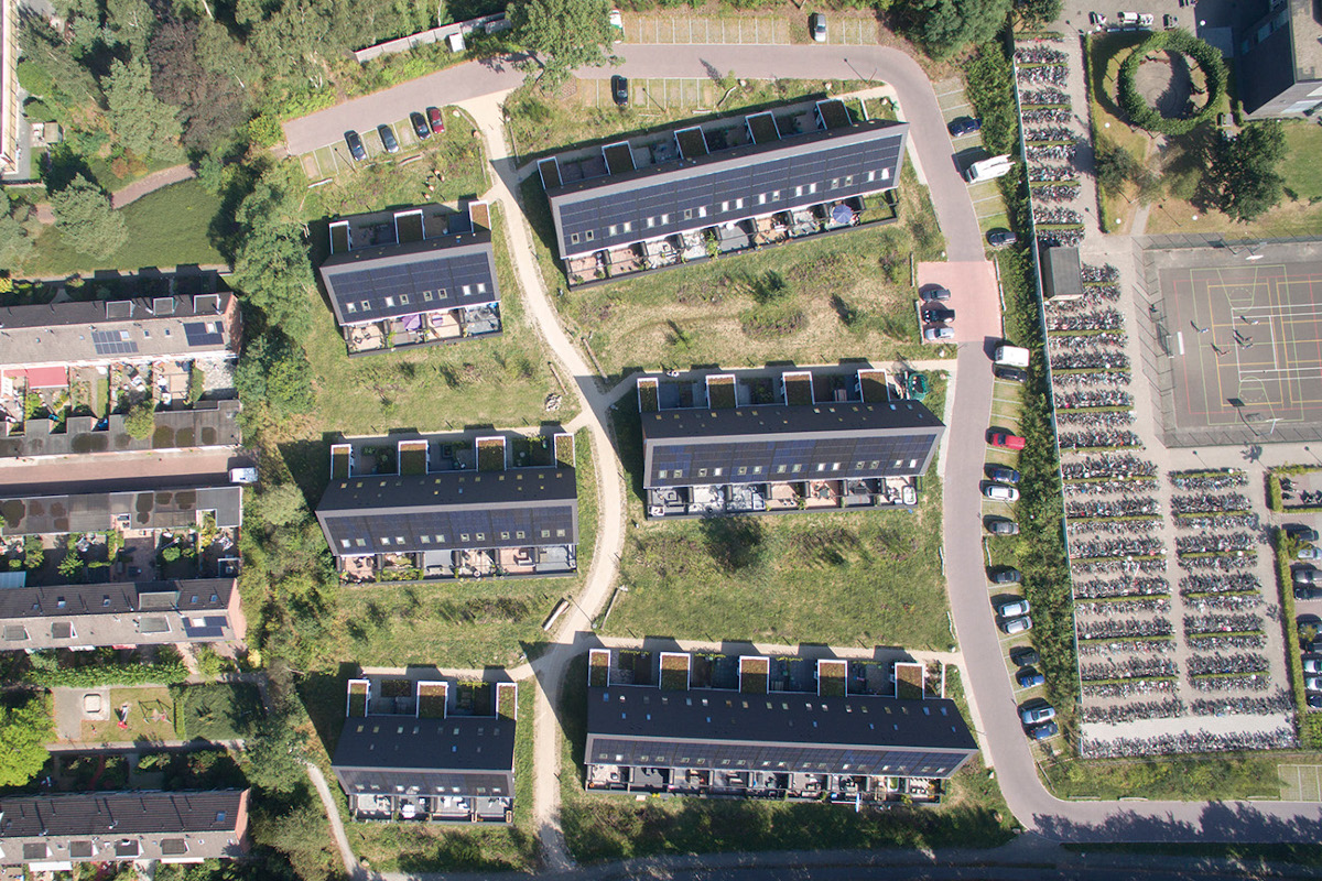 Architettura solare nei Paesi Bassi: i tetti fotovoltaici degli NZEB di Ermelo dialogano con le finestre FAKRO.